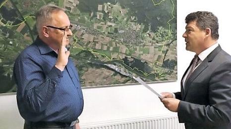 Bürgermeister Carsten Joneitis (SPD) vereidigte den Nachrücker Robert Then als neues Gemeinderatsmitglied.  Foto: Horst Lange