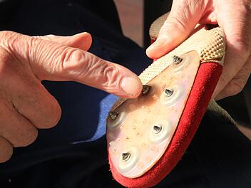 Karl-Heinz Lausberg hat sich ein paar alte Laufschuhe aufgehoben und zeigt, wie man sie mit verschiedenen Spikes auf unterschiedliche Wettbewerbe vorbereitete.