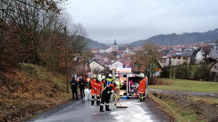 Der VW überschlug sich und landete auf der Fahrerseite. Foto: FF Friesen