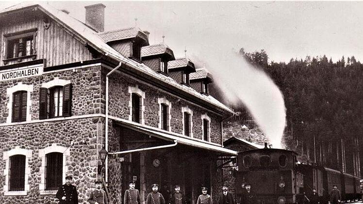 Der Personalbedarf anno 1902. Auf Gleis 1 steht ein Personenzug mit Güterbeförderung (gemischter Zug) zur Abfahrt bereit. Foto und Repro: Gerd Fleischmann