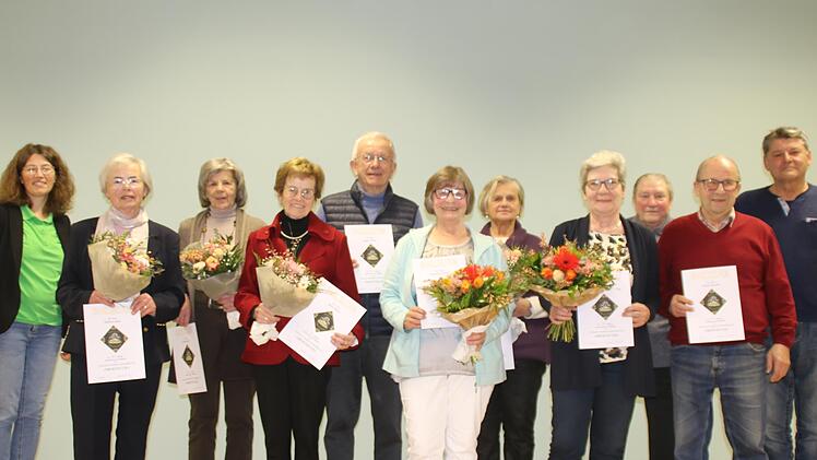 Langjährige Mitglieder wurden in der Jahreshauptversammlung ausgezeichnet. Vorsitzende  Vanessa Krampert ehrte (von links):  Gertrud Leser, Sonja Noelte, Maria Neder, Dieter Söder, Christine Schmitt, Waltraud Kleinhenz, Maria Muth, Kurt Wehner, Volker Schmitt und Konrad Hüttl.