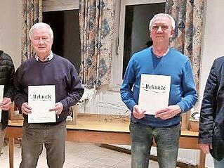 Der Vorsitzende des Kreisverbands für Gartenbau und Landschaftspflege, Markus Stockmann (rechts), ehrte die langjährigen Mitglieder (von links) Manfred Beierlein, Martin Günter und Michael Henz.
