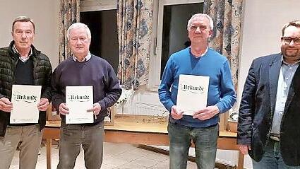 Der Vorsitzende des Kreisverbands für Gartenbau und Landschaftspflege, Markus Stockmann (rechts), ehrte die langjährigen Mitglieder (von links) Manfred Beierlein, Martin Günter und Michael Henz.