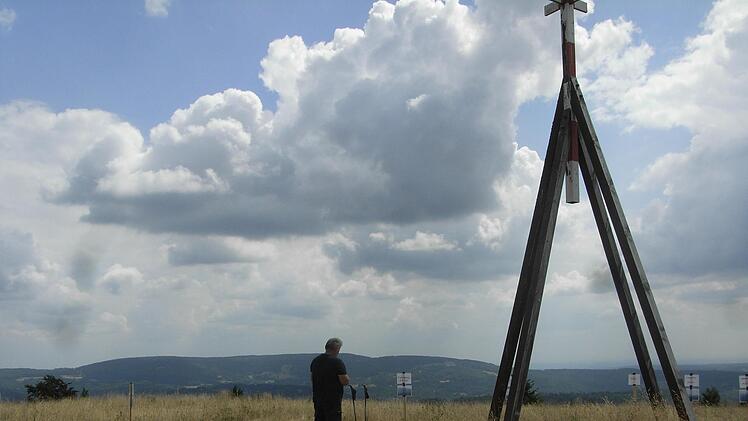 Einsam auf dem Kleinen Auersberg: Wanderer Roland Schlössinger aus Salz bei Bad Neustadt. Im Hintergrund die Schwarzen Berge aus ungewohnter Perspektive.Foto: Joachim Rübel