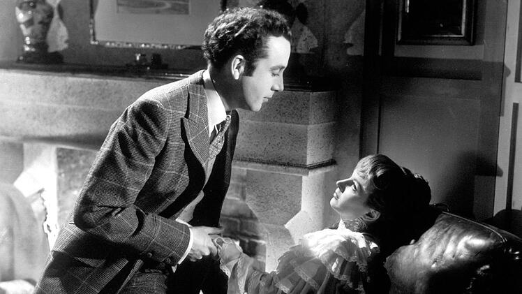 Durch heimliche Besuche bei Louis (Dennis Price) entflieht Sibella (Joan Greenwood) ihrem langweiligen Eheleben.