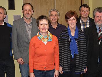 Hans-Peter Pötzinger, Gerhard Wachter, Gisela Hable, Reiner Kürschner, Anita Beetz und Friedel Tomaschko (von links) vom FC Nordhalben wurden für ihre zahlreichen überörtlichen Tischtennis-Erfolge von Bürgermeister Josef Daum (rechts) geehrt. Foto: Neugebauer