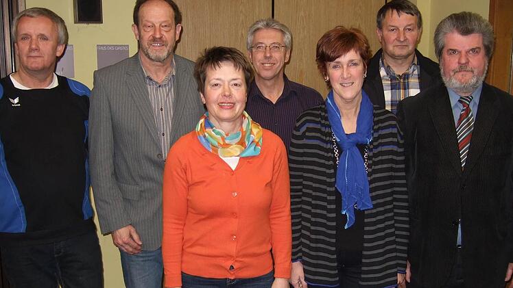 Hans-Peter Pötzinger, Gerhard Wachter, Gisela Hable, Reiner Kürschner, Anita Beetz und Friedel Tomaschko (von links) vom FC Nordhalben wurden für ihre zahlreichen überörtlichen Tischtennis-Erfolge von Bürgermeister Josef Daum (rechts) geehrt. Foto: Neugebauer
