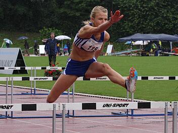 Jessica Schottorf vom TSV Bad Kissingen krönte ihren Auftritt bei den Süddeutschen Meisterschaften mit einem neuen Bezirksrekord über die 100 Meter Hürden.  Foto: Reinhold Nürnberger