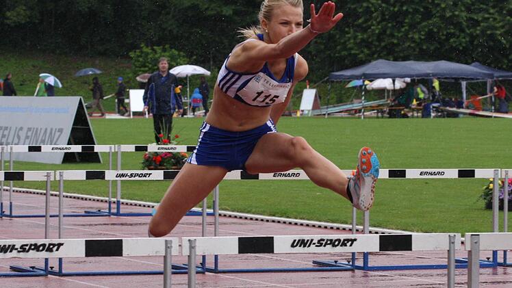 Jessica Schottorf vom TSV Bad Kissingen krönte ihren Auftritt bei den Süddeutschen Meisterschaften mit einem neuen Bezirksrekord über die 100 Meter Hürden.  Foto: Reinhold Nürnberger