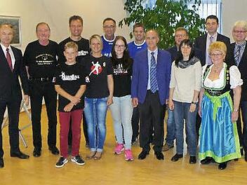 Empfang der Meister im Bürgersaal Marktleugast. Im Bild je ein Sportler und Trainer der Teams mit den Bürgermeistern Franz Uome, Reiner Meisel und Martin Döring sowie Ralph Goller von der Raiffeisenbank Oberland.  Foto: Klaus-Peter Wulf