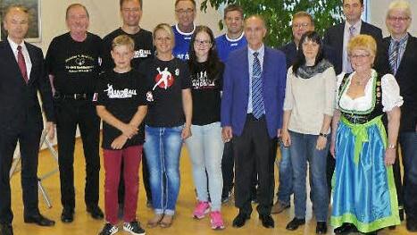 Empfang der Meister im Bürgersaal Marktleugast. Im Bild je ein Sportler und Trainer der Teams mit den Bürgermeistern Franz Uome, Reiner Meisel und Martin Döring sowie Ralph Goller von der Raiffeisenbank Oberland.  Foto: Klaus-Peter Wulf