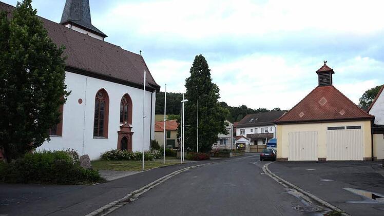 Der Bereich um die Dorflinde und die Kirche in Arnshausen soll umgestaltet werden.  Foto: Peter Rauch