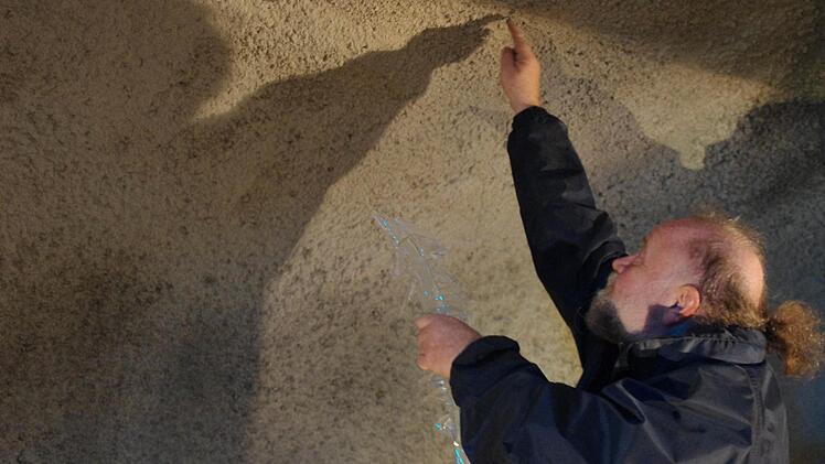 Künstler Winfried Wunderlich beim Aufbau seiner Werke. Foto: Marco Meißner
