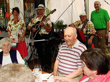 Mitglieder begegnen sich im Frühling