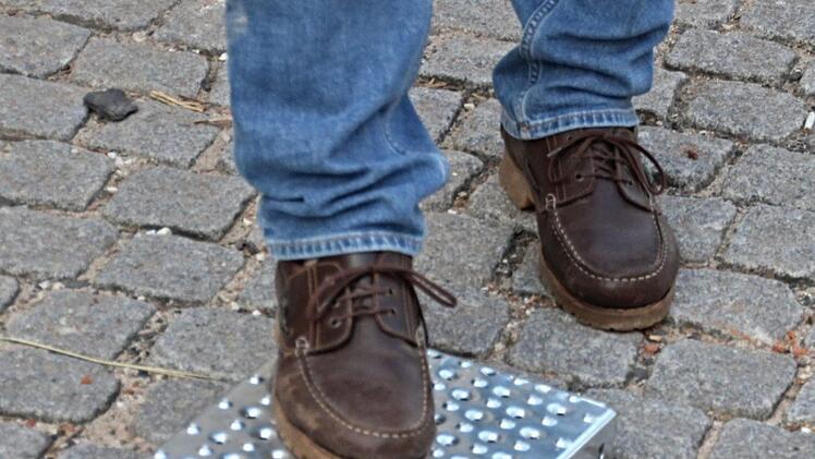 Die Trittsicherheit und Griffigkeit des Belages für eine Stahltreppe im "Bürgerhaus" testete Gemeinderat Jürgen Fromm. Foto: Helmut Will