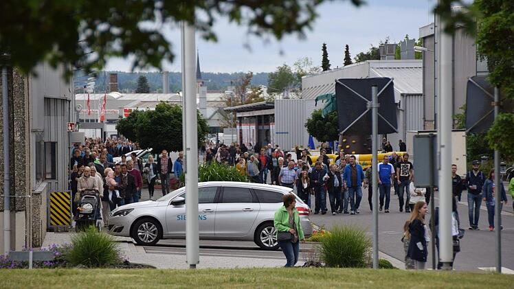 Wenn Siemens und BSH die Angehörigen ihrer Mitarbeiter einladen, dann ist das immer ein großes Fest, zu dem unzählige Besucher kommen. Dann wird er wieder einmal deutlich - der Begriff von der Siemensfamilie. Foto: Eckhard Heise