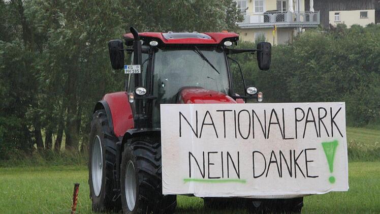 Ein paar Traktoren mit Protestplakaten standen am Straßenrand. Foto: Ulrike Müller