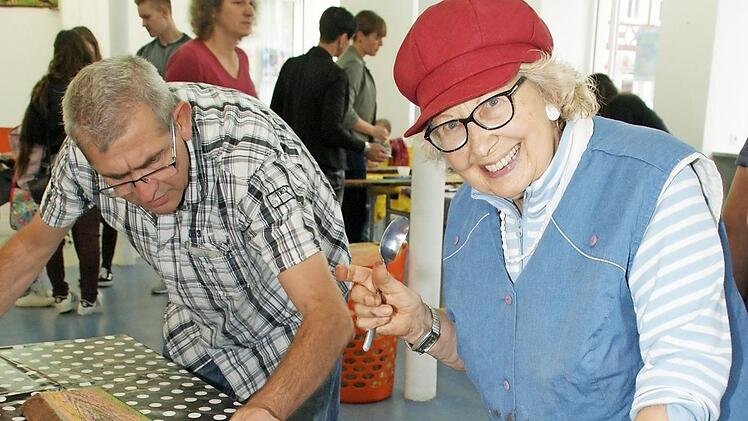 Regelmäßig ist Edith Vogel im Mehrgenerationenhaus in Haßfurt. Die Gelegenheit, beim Ehrenamtsfest mit Andreas Neunhoeffer zu malen, nahm sie gerne wahr.  Foto: Sabine Weinbeer