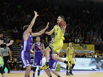 Hoch hinaus will nicht nur Nate Linhart (am Ball), sonder das gesamte Medi-Team: Mit einem Heimsieg gegen Olympija Ljubljana wollen die Bayreuther den Weg in die BCL-Play-offs ebnen.  Foto: Peter Mularczyk