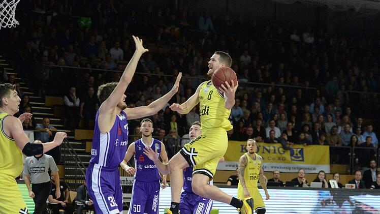 Hoch hinaus will nicht nur Nate Linhart (am Ball), sonder das gesamte Medi-Team: Mit einem Heimsieg gegen Olympija Ljubljana wollen die Bayreuther den Weg in die BCL-Play-offs ebnen.  Foto: Peter Mularczyk