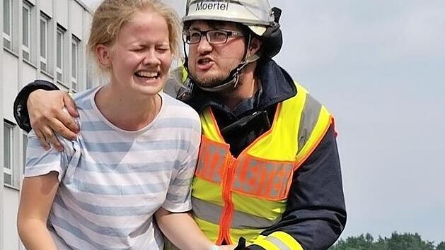 Eine realistische Darstellung fordern die Einsatzkr&auml;fte, obwohl es "nur" eine &Uuml;bung ist.  Fotos: th
