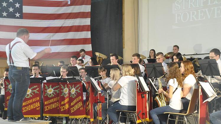 Die Trachtenkapelle des Musikvereines Schondra ist für gehobene Blasmusik bekannt. So auch bei ihrem Mottokonzert zum Thema Amerika, mit dem sie die Zuhörer überraschte.Foto: Peter Klopf