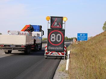 Noch rund zwei Wochen lang kommt es zu Behinderungen auf der A 71 in Höhe von Oerlenbach, weil Teile der Fahrbahn ausgebessert werden.