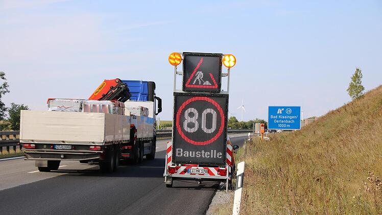 Noch rund zwei Wochen lang kommt es zu Behinderungen auf der A 71 in Höhe von Oerlenbach, weil Teile der Fahrbahn ausgebessert werden.