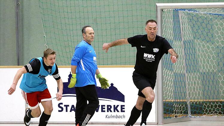Zusammen 111 Jahre alt: Torwart Jens Kramarczyk (links/58) und Ralf Werner Ohnemüller (53) von der SG Burghaig/VfB II. Foto: Monika Limmer