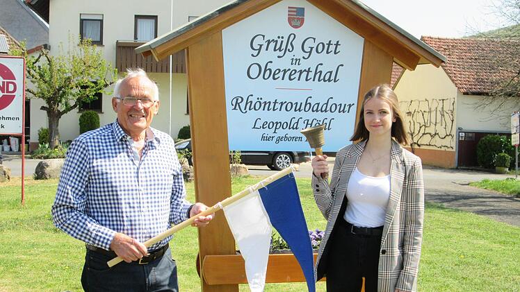 Die Dorfschelle und den weißblauen Wimpel übergab Hans Schönau als "Insignien" seiner Nachfolgerin, Maria Pfaff (rechts) , der Ortsbeauftragte von Obererthal.                        Winfried Ehling