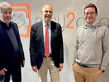 Landrat Christian Meißner (Mitte) besuchte mit Wirtschaftsförderer Helmut Kurz (l.) easy2cool und Geschäftsführer Sebastian Leicht (r.), der über die Entstehung und künftigen Pläne des innovativen Unternehmens informierte.