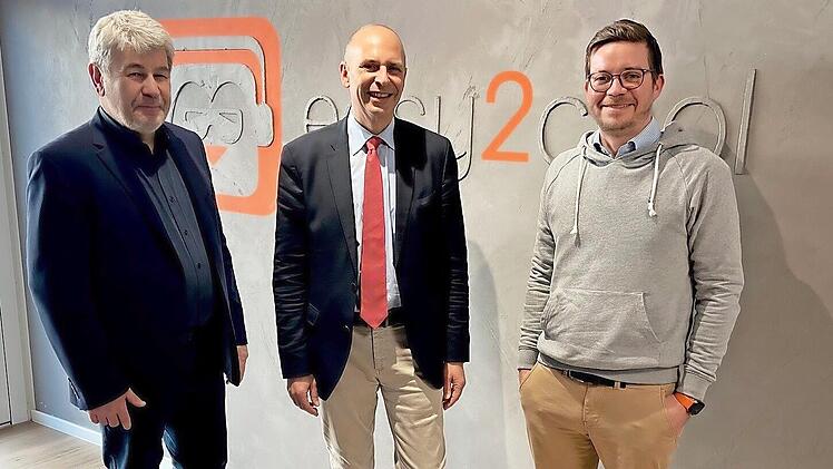 Landrat Christian Meißner (Mitte) besuchte mit Wirtschaftsförderer Helmut Kurz (l.) easy2cool und Geschäftsführer Sebastian Leicht (r.), der über die Entstehung und künftigen Pläne des innovativen Unternehmens informierte.
