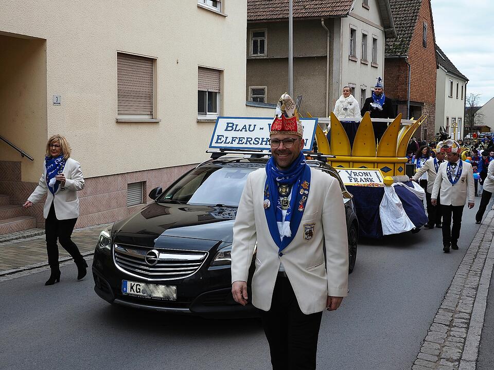 Mit vielen Fuß- und Musikgruppen