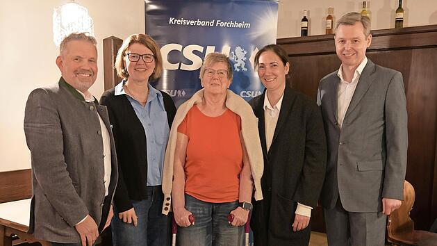 Ortsvorsitzender Edwin Rank, Stellvertreterinnen Sandra Schmitt, Michaela Engelhardt, Irina Adelmann und Bundestagsabgeordneter Thomas Silberhorn (v. l.).