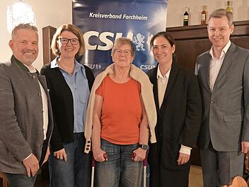 Ortsvorsitzender Edwin Rank, Stellvertreterinnen Sandra Schmitt, Michaela Engelhardt, Irina Adelmann und Bundestagsabgeordneter Thomas Silberhorn (v. l.).