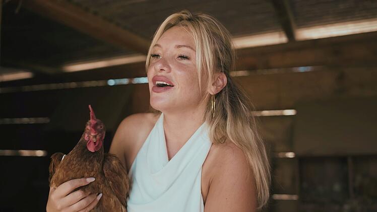 Mit einem Huhn auf dem Arm ist Evelyn Burdecki glücklich.