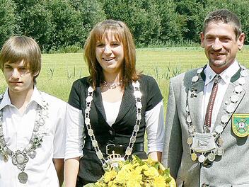 Christian Heubeck, Karina Hubert und Dieter Karl (v. l.) sind die neuen Frimmersdorfer Schützenkönige. Foto: Sonja Werner