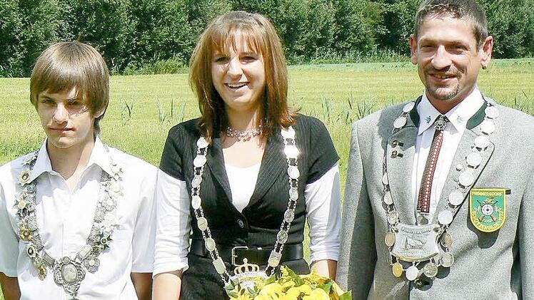 Christian Heubeck, Karina Hubert und Dieter Karl (v. l.) sind die neuen Frimmersdorfer Schützenkönige. Foto: Sonja Werner
