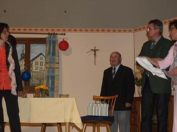 Den heiteren Zweiakter "Überraschung!" präsentierten die Rottershäuser (von links):  Ehefrau Elfriede (Renate Staab), Opa (Hubert Greubel), Neurentner Julius (Roland Seufert) und Sekretärin Lieselotte (Rita Blass).   Foto: Stefan Geiger