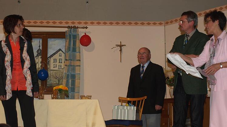 Den heiteren Zweiakter "Überraschung!" präsentierten die Rottershäuser (von links):  Ehefrau Elfriede (Renate Staab), Opa (Hubert Greubel), Neurentner Julius (Roland Seufert) und Sekretärin Lieselotte (Rita Blass).   Foto: Stefan Geiger