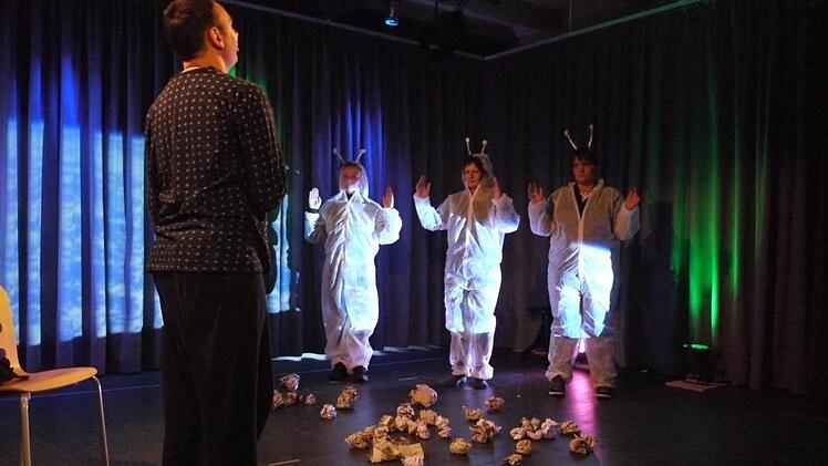 Selbst Außerirdische begegnen den beiden.