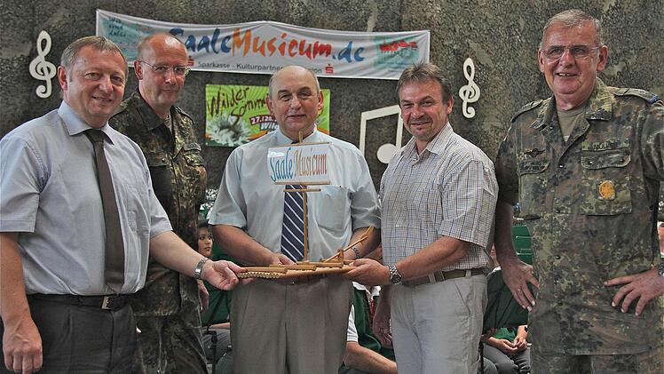 Das Floß macht in Wildflecken Station: Landrat Thomas Bold (v.l.), Oberstleutnant Roland Reckziegel, Bürgermeister Alfred Schrenk, Kuno Holzheimer und Oberst Fredi Müller.