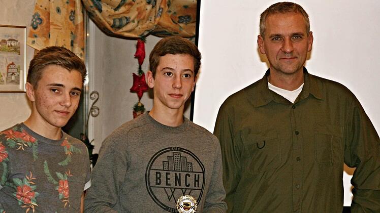 Erfolgreich beim Jugend-Kart (von links): Thomas Schwab (Clubmeister), Wilhelm Michel (2. Platz), Sportleiter Carsten Dünisch. Foto: privat
