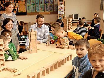 Schon nach kurzer Zeit hatten die Schüler die ersten Bauwerke mit den Holzklötzchen erstellt; die Lehrerinnen Jutta Aumüller und Christine Heger sowie Stadtrat Joachim Stark (von links) freuten sich über den ersten Erfolg mit dem kreativen Spielmaterial. Foto: Günther Geiling