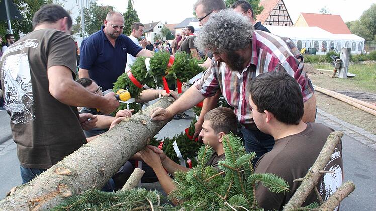 Der Baum bekommt seinen Kranz. Foto: Sonja Werner