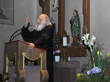 Charismatische Erscheinung und überzeugender Dozent: Pater Anselm Grün spricht in der Elfershäuser Kirche Maria Himmelfahrt über das Leben. Fotos: Werner Vogel