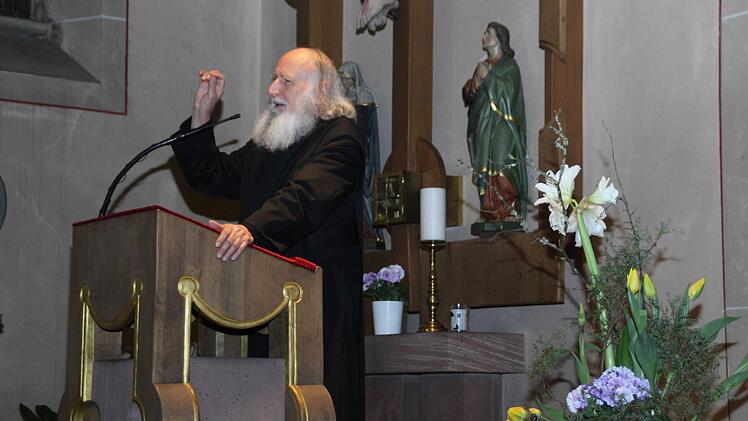 Charismatische Erscheinung und überzeugender Dozent: Pater Anselm Grün spricht in der Elfershäuser Kirche Maria Himmelfahrt über das Leben. Fotos: Werner Vogel
