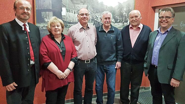 Bereits seit 55 Jahren hält Edelbert Simon (Zweiter von rechts) der SPD die Treue. Mit im Bild von links: Kreisvorsitzender Ralf Pohl, Zweite Vorsitzende Brigitte Geiger, Walter Deuerling, Günter Porzel sowie Vorsitzender Jürgen Deuerling. Foto: Hans Franz