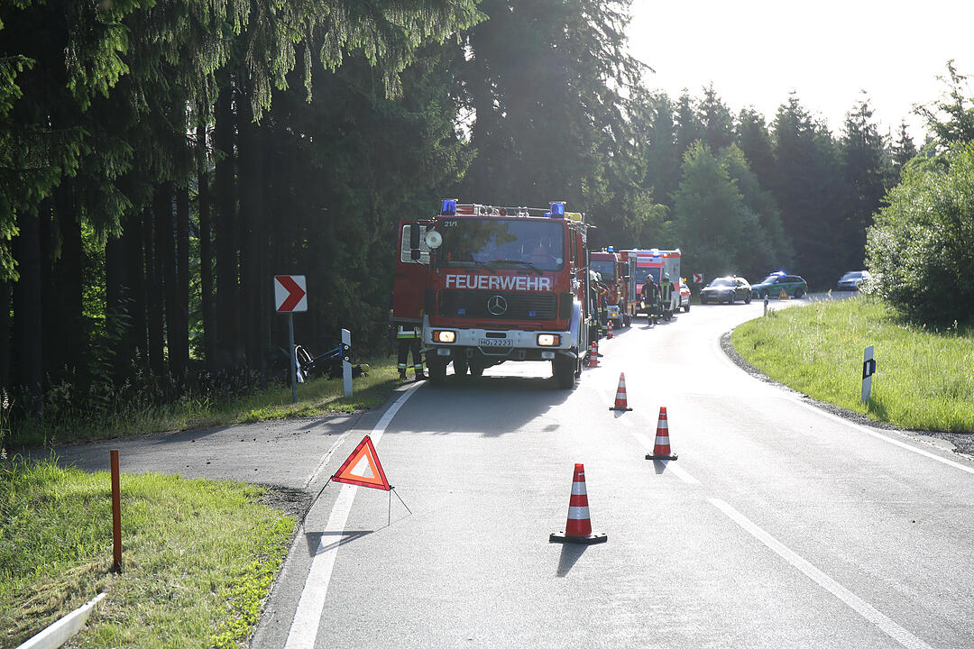 Helmbrechts: Auto gegen Baum gekracht und in Flammen aufgegangen