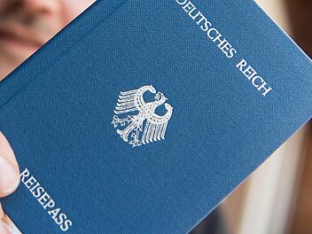 Mit Fantasiedokumenten (im Bild:"Deutsches Reich Reisepass") fallen "Reichsbürger" den Behörden auch in Bamberg auf.  Foto: Patrick Seeger/dpa